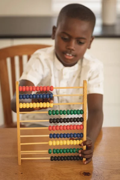 Framifrån African American Boy Matematik Med Abacus Matbord Köket Hemma — Stockfoto