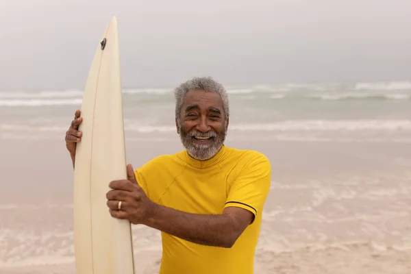 Vue Face Surfeur Senior Heureux Debout Avec Planche Surf Regardant — Photo