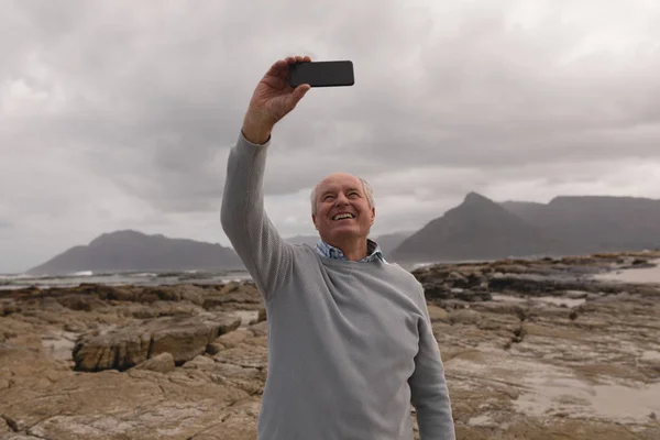 Vue Face Homme Âgé Actif Prenant Selfie Avec Téléphone Portable — Photo
