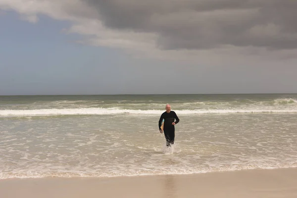 Čelní Pohled Aktivní Starší Muž Pláži — Stock fotografie