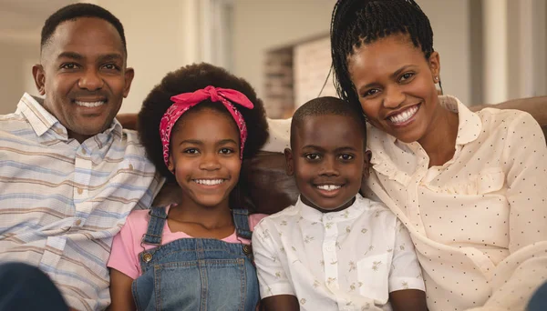 Retrato Família Afro Americana Feliz Sentada Sofá Olhando Para Câmera — Fotografia de Stock