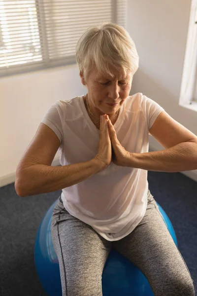 Visão Alto Ângulo Mulher Idosa Ativa Realizando Ioga Com Exercício — Fotografia de Stock