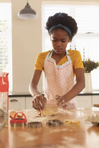 Vista Frontal Chica Afroamericana Hornear Galletas Cocina Casa — Foto de Stock