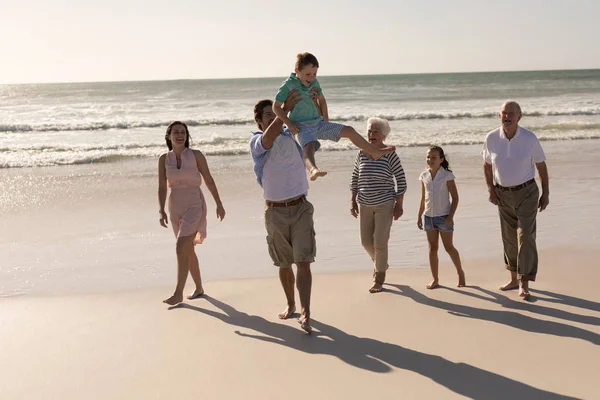 Vista Frontal Familia Feliz Multi Generación Caminando Divirtiéndose Playa Bajo —  Fotos de Stock