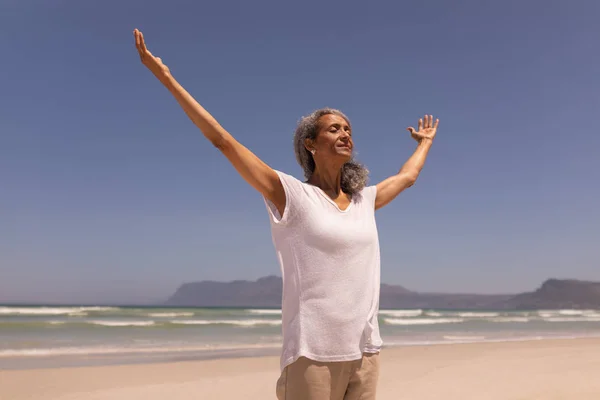 Lage Hoekmening Van Senior Vrouw Met Uitgestrekte Armen Permanent Strand — Stockfoto