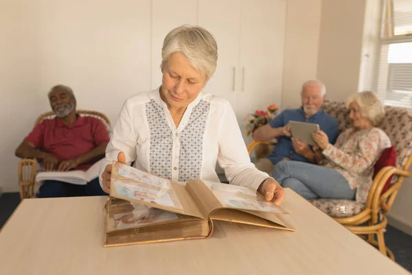 Vooraanzicht Van Senior Vrouw Kijken Naar Fotoalbum Terwijl Senior Paar — Stockfoto