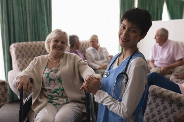 Vooraanzicht Van Vrouwelijke Arts Hand Hand Van Handicap Lachende Senior — Stockfoto