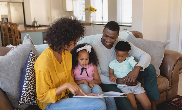 Εμπρόσθια Όψη Ευτυχισμένη Αφρικανικές Αμερικανικές Γονείς Παιδιά Τους Χαριτωμένο Ανάγνωση — Φωτογραφία Αρχείου
