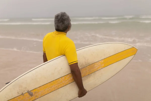 Achteraanzicht Van Senior Mannelijke Surfer Met Surfplank Staan Het Strand — Stockfoto