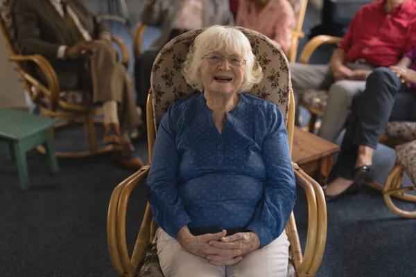 Vista Frontale Felice Donna Anziana Con Mano Stretta Seduta Guardando — Foto Stock