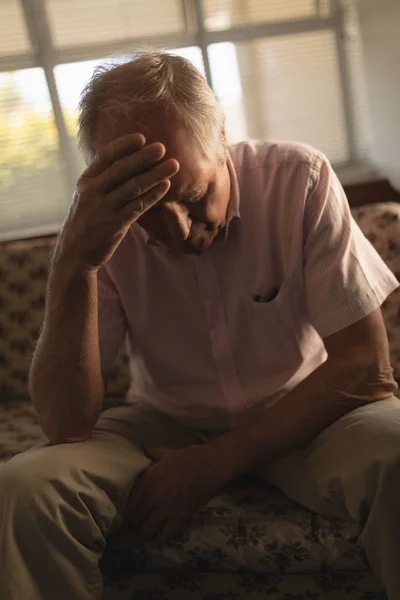 Framsida Orolig Senior Man Avkopplande Soffan Vardagsrummet Sjukhem — Stockfoto