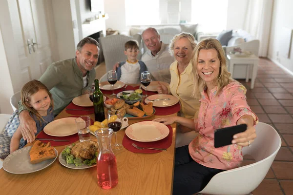 Evde Yemek Masasında Cep Telefonu Ile Bir Çok Nesil Aile — Stok fotoğraf
