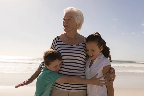 Vista Frontal Família Feliz Multi Geração Abraçando Praia Sol — Fotografia de Stock