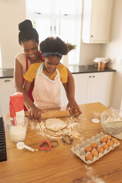 Vista Frontal Madre Hija Afroamericanas Horneando Galletas Cocina Casa — Foto de Stock