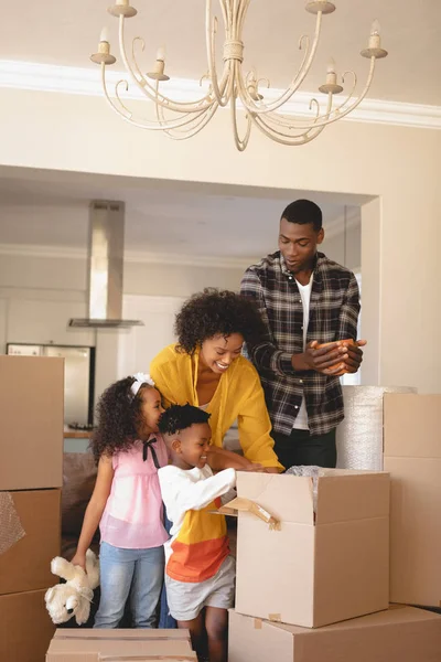 Framifrån Lyckliga African American Föräldrar Med Sina Barn Packa Sina — Stockfoto