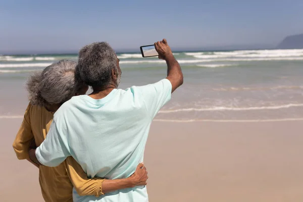 Vue Arrière Couple Personnes Âgées Prenant Selfie Avec Téléphone Portable — Photo