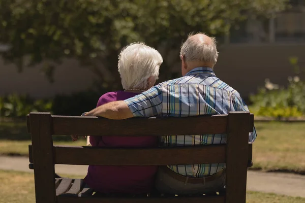 Vue Arrière Couple Personnes Âgées Assis Ensemble Sur Banc Homme — Photo