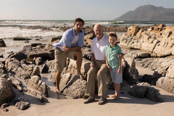 Vista Frontal Família Várias Gerações Olhando Para Câmera Praia Sol — Fotografia de Stock