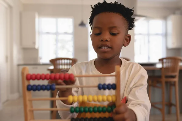 Framifrån Söt African American Boy Matematik Med Abacus Ett Bekvämt — Stockfoto