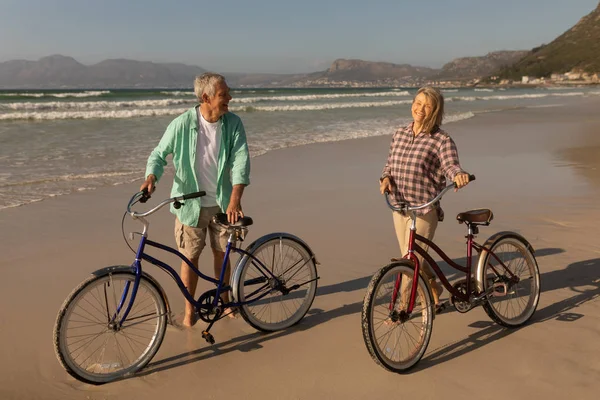 Vista Frontale Della Coppia Anziana Attiva Piedi Con Bicicletta Sulla — Foto Stock