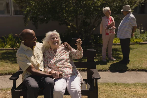 Framsida Lyckliga Senior Paret Tar Selfie Med Mobiltelefon Solig Dag — Stockfoto