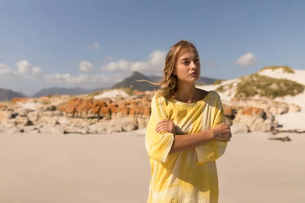 Vue Face Jeune Femme Réfléchie Marchant Sur Plage Soleil — Photo