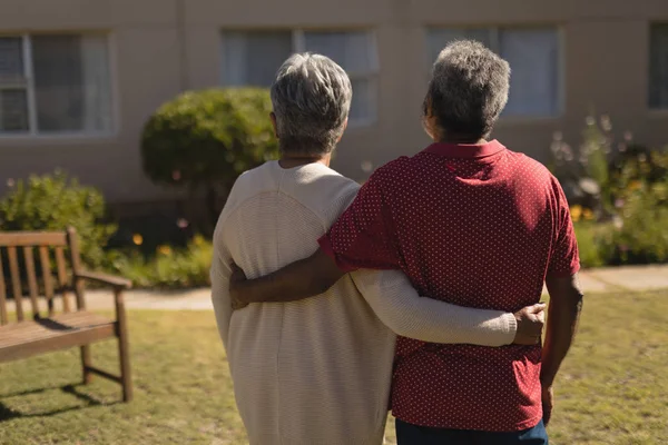 Rückansicht Eines Älteren Ehepaares Das Mit Dem Arm Park Steht — Stockfoto