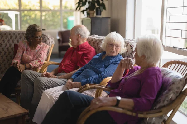 Zijaanzicht Van Groep Senior Vrienden Interactie Met Elkaar Bij Verpleeghuis — Stockfoto