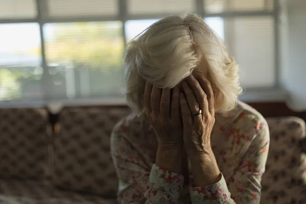 Vooraanzicht Van Bezorgd Senior Vrouw Ontspannen Sofa Woonkamer Bij Verpleeghuis — Stockfoto