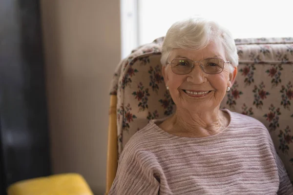 Vorderansicht Einer Glücklichen Seniorin Die Pflegeheim Die Kamera Blickt — Stockfoto