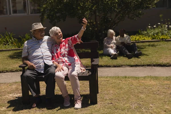 Vista Frontal Casal Sênior Feliz Tomando Selfie Com Telefone Celular — Fotografia de Stock