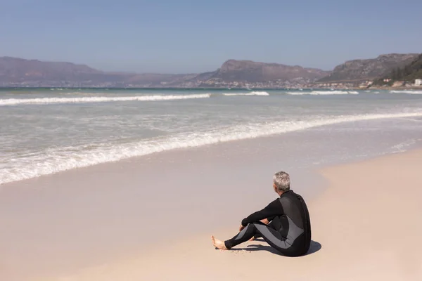 Задний Вид Вдумчивого Старшего Серфера Расслабляющего Пляже — стоковое фото