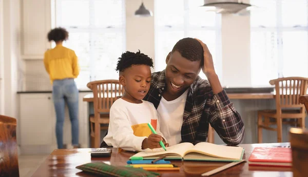 Vista Frontale Del Padre Afroamericano Che Aiuta Figlio Con Compiti — Foto Stock