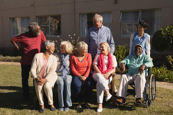 Vooraanzicht Van Actieve Gevarieerde Groep Senior Mensen Interactie Met Elkaar — Stockfoto