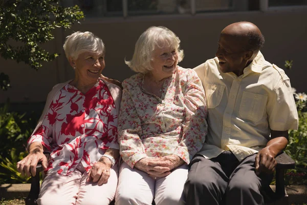 Framifrån Happy Senior Vänner Interagerar Med Varandra Trädgården — Stockfoto