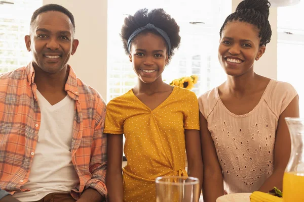 快適な自宅でカメラを見て幸せなアフリカ系アメリカ人の家族の肖像画 — ストック写真