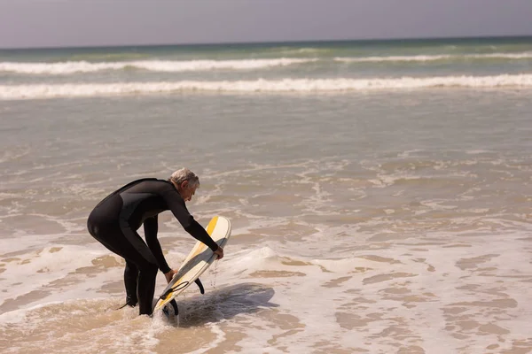 Widok Boku Starszy Mężczyzna Surfer Surfboard Surfing Morze Słoneczny Dzień — Zdjęcie stockowe