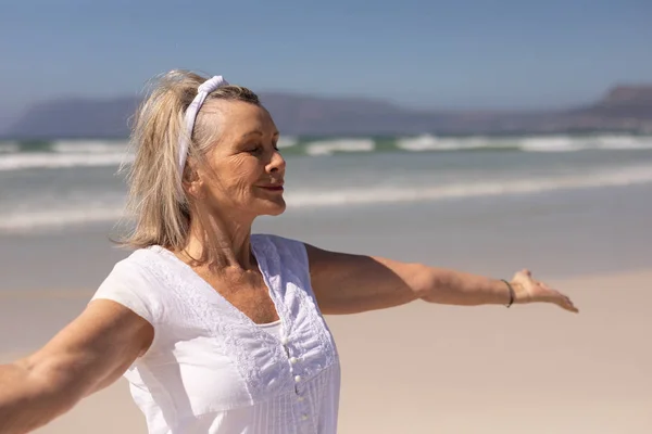 Боковой Вид Активной Пожилой Женщины Стоящей Распростертыми Пляже Руками — стоковое фото