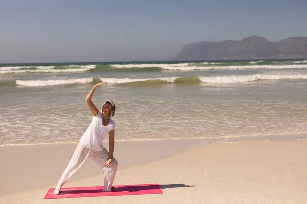 Hohe Ansicht Der Glücklichen Seniorin Die Stretching Übungen Strand Mit — Stockfoto