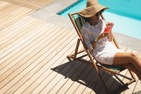 Hög Vinkel Syn Vackra Unga Afroamerikanska Kvinnan Med Cocktailglas Avkopplande — Stockfoto