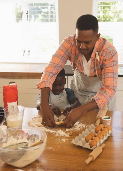 Vista Frontal Padre Hijo Afroamericanos Horneando Galletas Cocina Casa —  Fotos de Stock