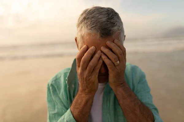 Крупный План Обеспокоенного Пожилого Человека Прикрывающего Лицо Стоя Пляже — стоковое фото
