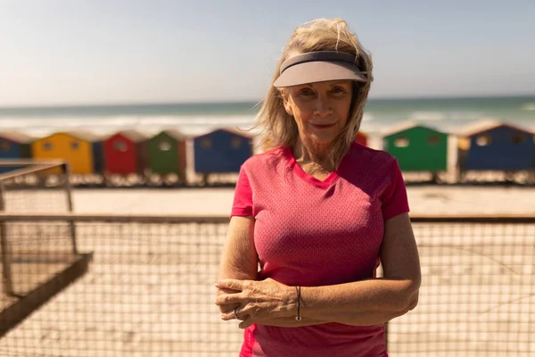 Ritratto Donna Anziana Piedi Con Braccia Incrociate Sul Lungomare Spiaggia — Foto Stock