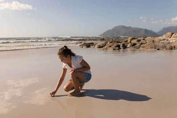 Вид Сбоку Маленькой Симпатичной Девочки Собирающей Мореходы Пляже Солнечном Свете — стоковое фото