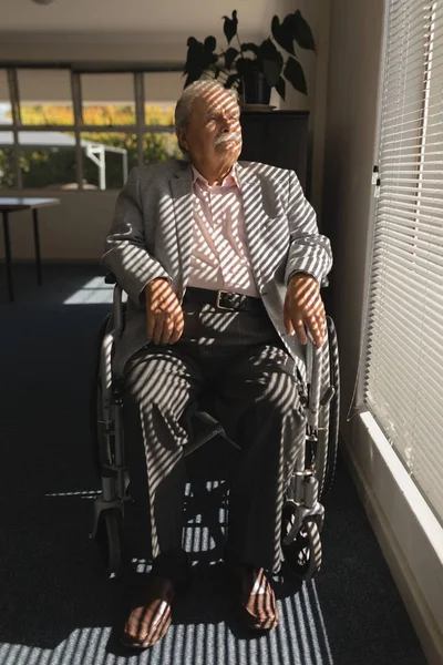 Önden Görünümü Devre Dışı Bırakmak Tekerlekli Sandalye Üzerinde Oturan Evde — Stok fotoğraf