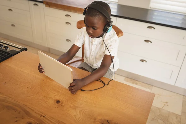 Высокоугольный Вид Афроамериканского Мальчика Играющего Игру Цифровом Столе Обеденным Столом — стоковое фото