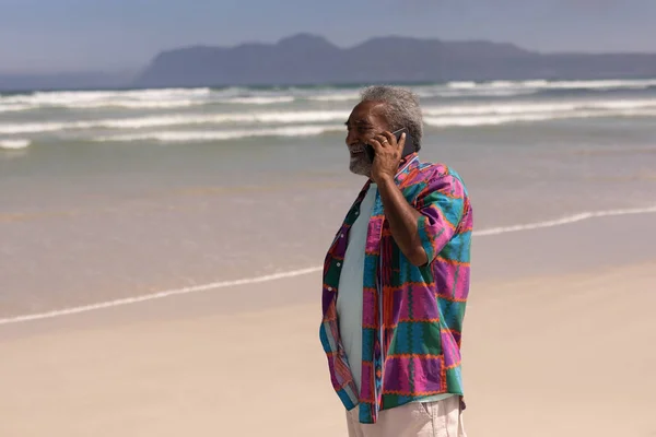 Vista Laterale Dell Uomo Anziano Che Parla Telefono Cellulare Spiaggia — Foto Stock