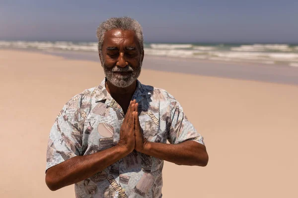 Vista Frontal Homem Negro Sênior Com Mãos Fechadas Orando Praia — Fotografia de Stock