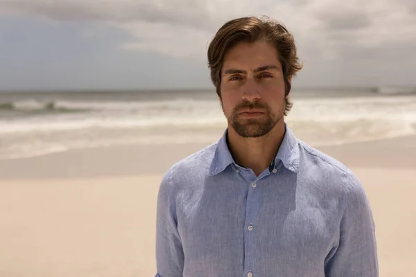 Porträt Eines Mannes Strand Mit Dem Ozean Hintergrund — Stockfoto