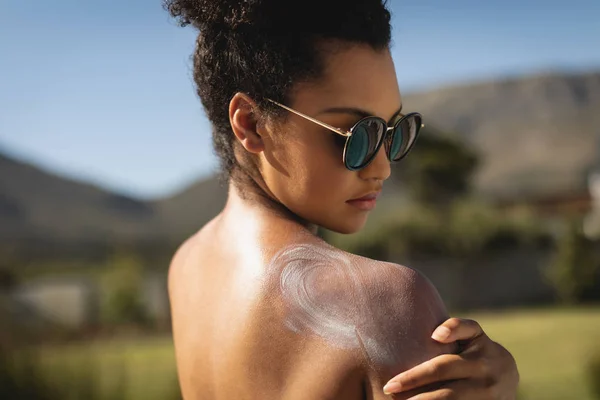 Side View Young Mixed Race Woman Applying Sunscreen Shoulders Backyard — Stock Photo, Image